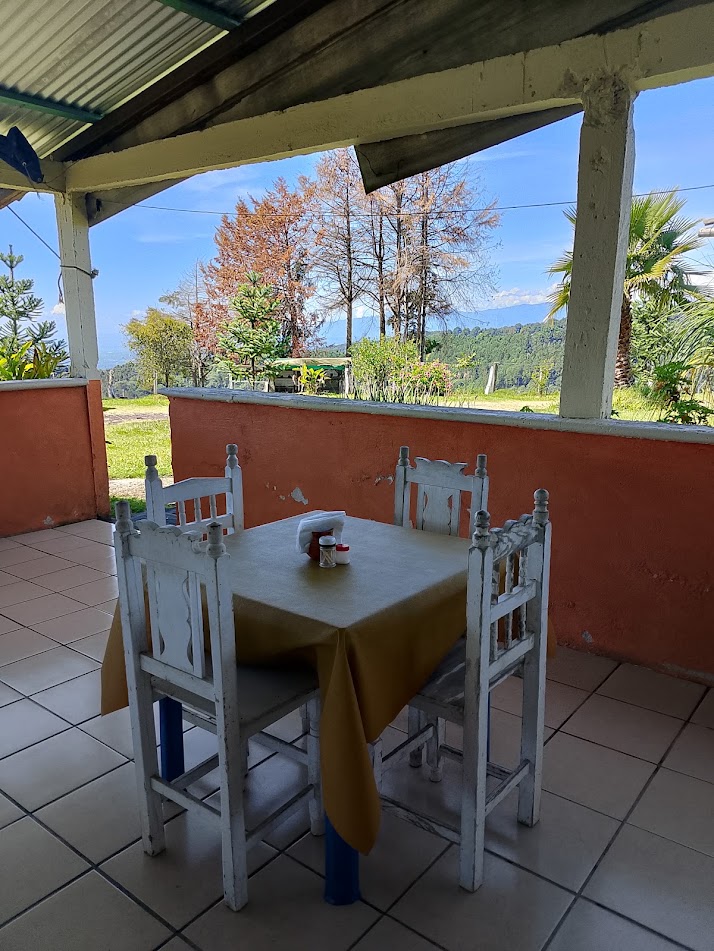 Mesa del restaurante con vista a las montañas de Coatepec